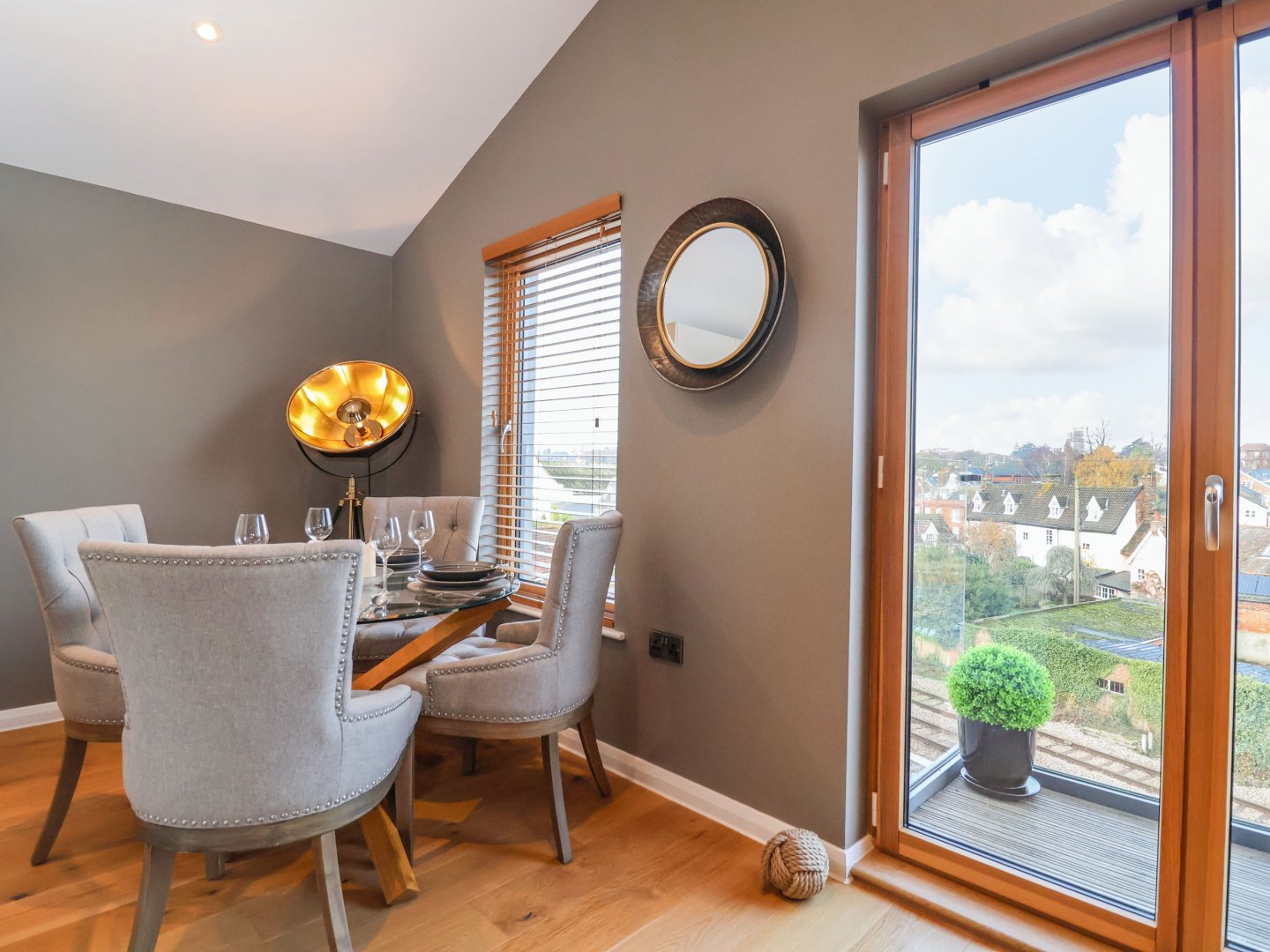 Curated visual reference: Fresh Look at Woodbridge Penthouse