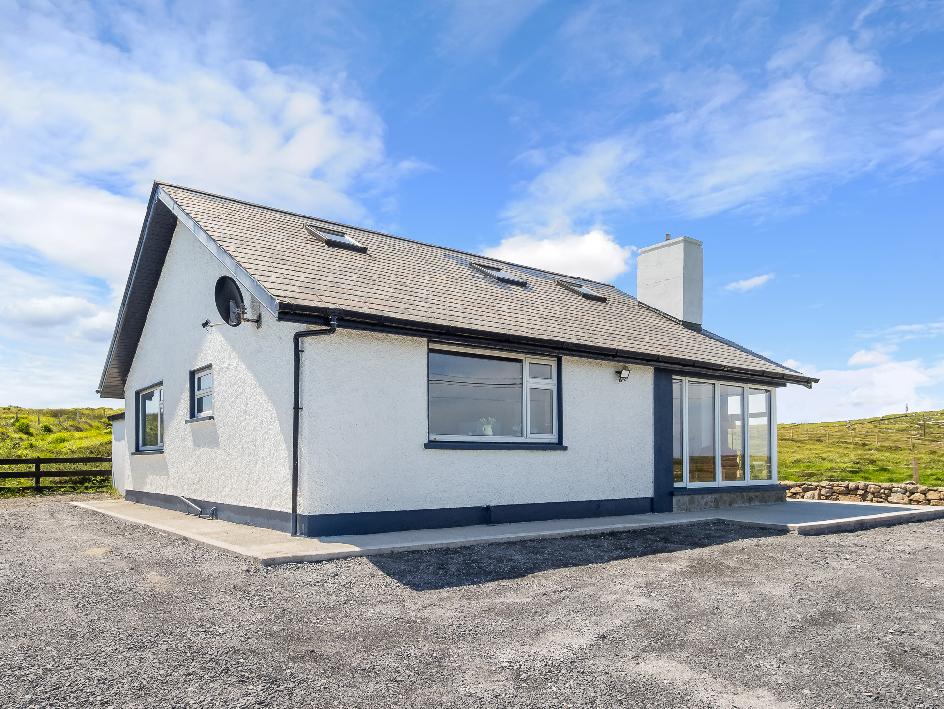 Hughs Cottage Sea Lake Views to Steal Your Heart