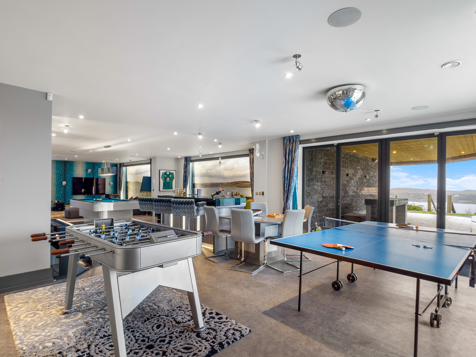 Suaimhneas Villa with Castle and Sea Views