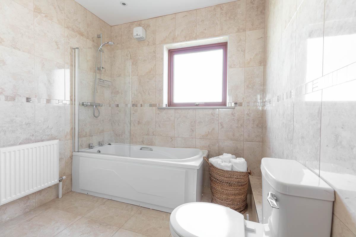 Captain's Rest Spacious 5 bedroom home in central Dingle Town! 5